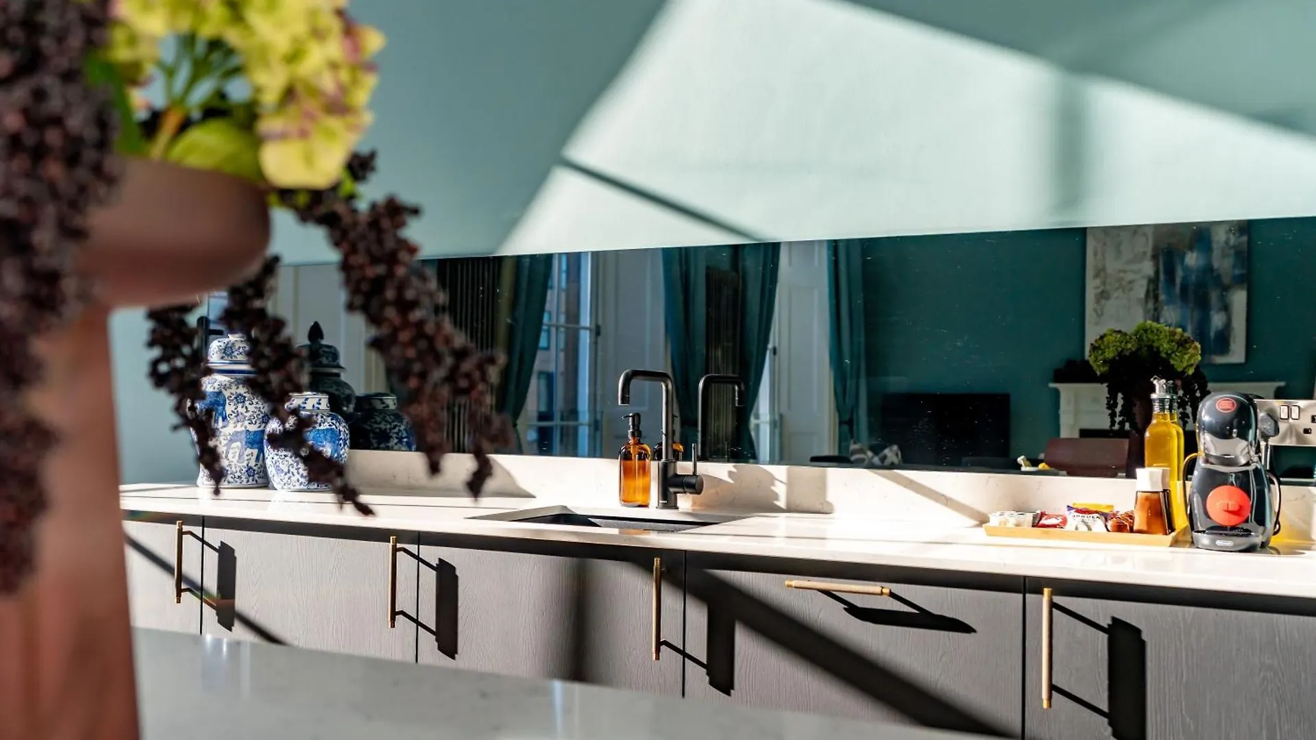 Dragon Suites Luxury Apartments At 8 Albyn Place Эдинбург Великобритания